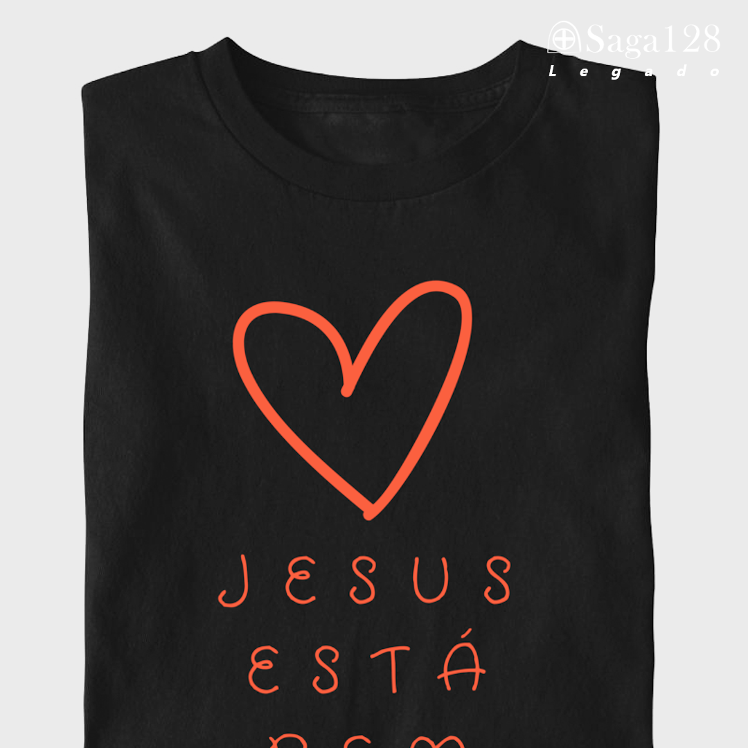 Camiseta cristã infantil feminina preta dobrada com coração e texto 'Jesus está bem aqui'