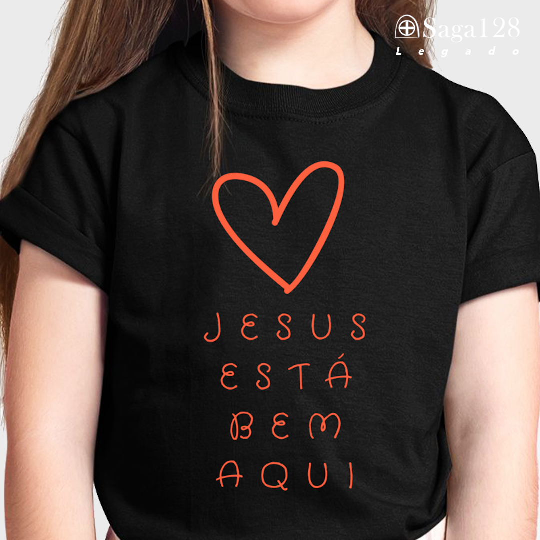 Camiseta cristã infantil feminina preta com coração e texto 'Jesus está bem aqui'