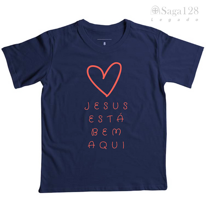Camiseta cristã infantil feminina azul marinho com coração e texto 'Jesus está bem aqui'