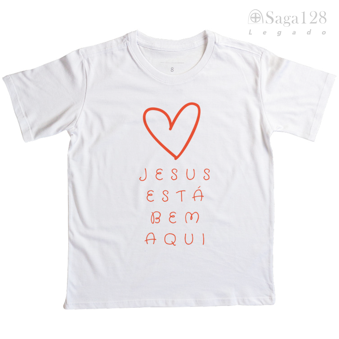 Camiseta cristã infantil feminina branca com coração e texto 'Jesus está bem aqui'