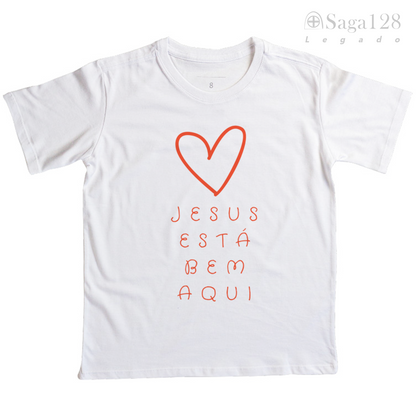 Camiseta cristã infantil feminina branca com coração e texto 'Jesus está bem aqui'