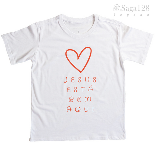 Camiseta cristã infantil feminina branca com coração e texto 'Jesus está bem aqui'