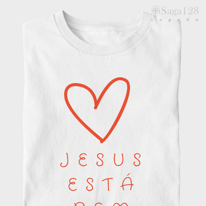 Camiseta cristã infantil feminina branca dobrada com coração e texto 'Jesus está bem aqui'