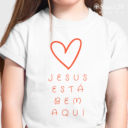 Camiseta cristã infantil feminina branca dobrada com coração e texto 'Jesus está bem aqui'