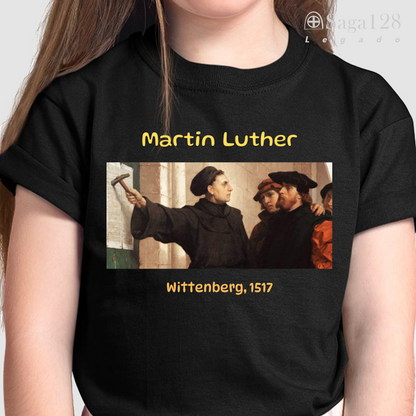 Menina usando a camiseta Infantil preta Martin Luther – Linha Legado inspirada na Reforma Protestante e nos valores de fé e coragem