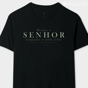 Camiseta cristã com estampa Isaías 55.6 em algodão premium – Visual leve, mensagem bíblica direta.