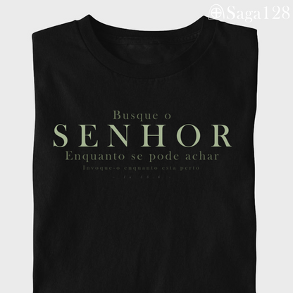 Camiseta cristã com estampa Isaías 55.6 em algodão premium – Visual leve, mensagem bíblica direta.