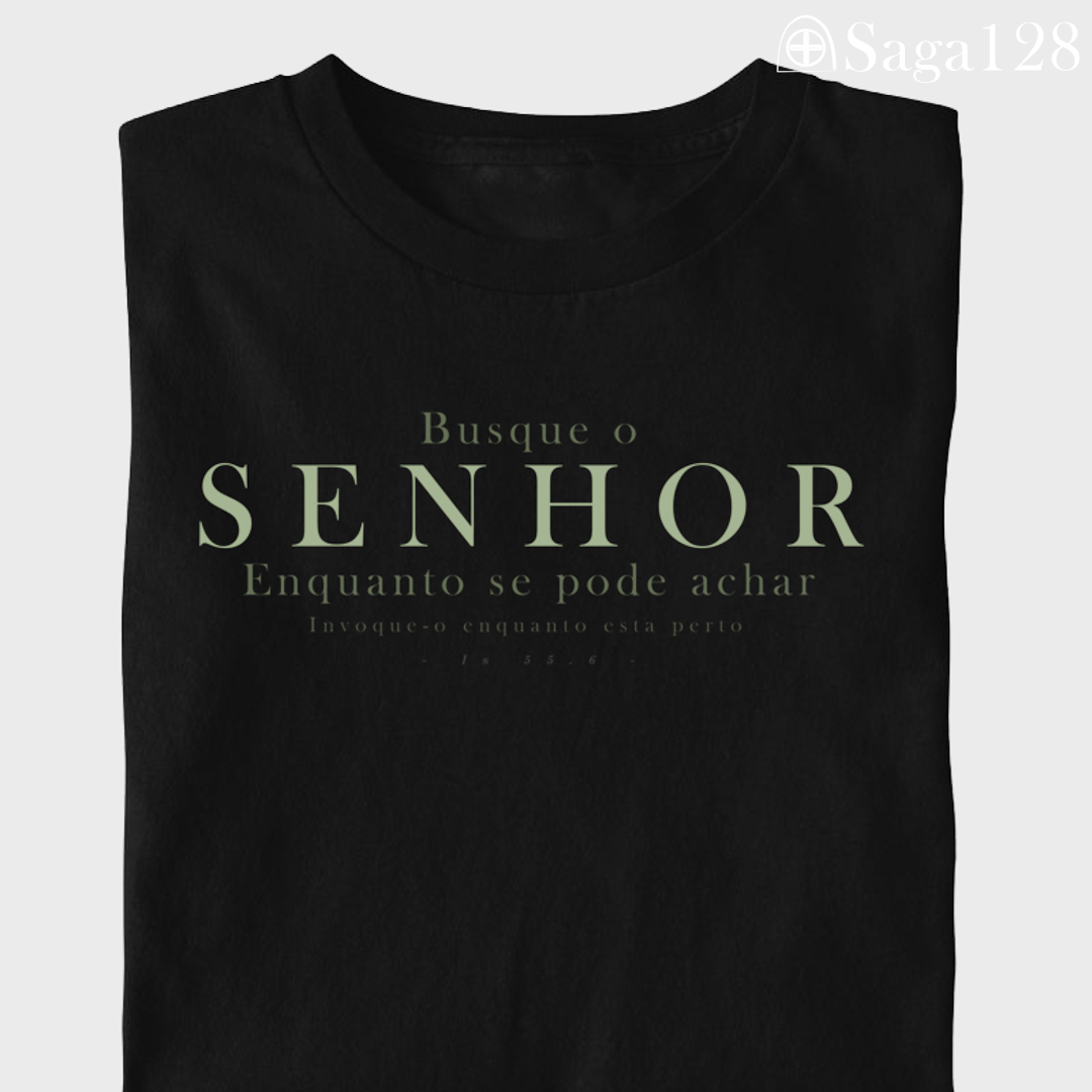 Camiseta cristã com estampa Isaías 55.6 em algodão premium – Visual leve, mensagem bíblica direta.