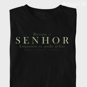 Camiseta cristã com estampa Isaías 55.6 em algodão premium – Visual leve, mensagem bíblica direta.
