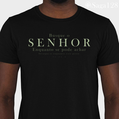 Homem com camiseta cristã com estampa Isaías 55.6 em algodão premium – Visual leve, mensagem bíblica direta.
