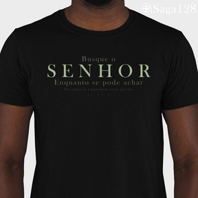 Homem com camiseta cristã com estampa Isaías 55.6 em algodão premium – Visual leve, mensagem bíblica direta.