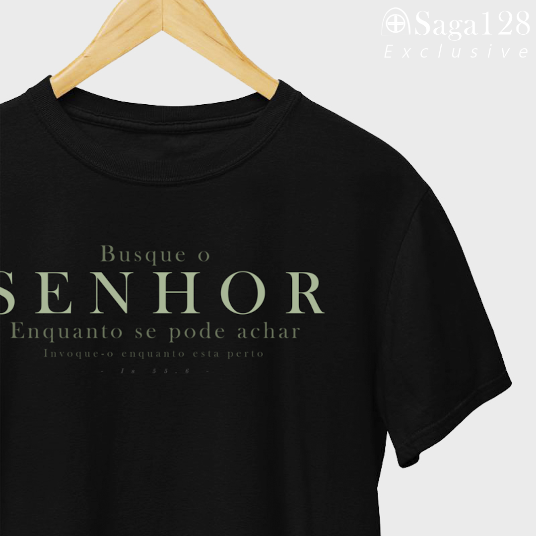 Camiseta cristã Isaías 55.6 em algodão peruano com estampa discreta e acabamento superior.