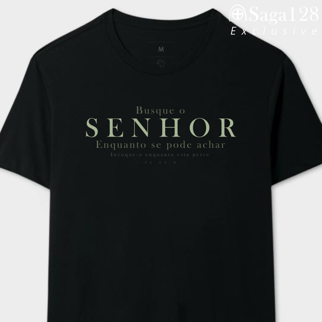 Camiseta cristã Isaías 55.6 em algodão peruano com estampa discreta e acabamento superior.