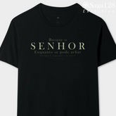 Camiseta cristã Isaías 55.6 em algodão peruano com estampa discreta e acabamento superior.