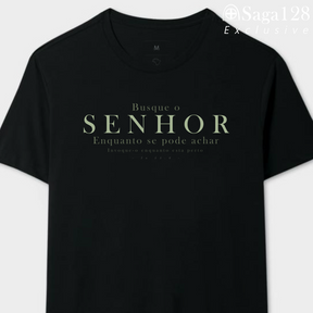 Camiseta cristã Isaías 55.6 em algodão peruano com estampa discreta e acabamento superior.