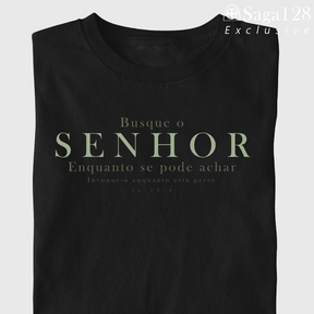 Camiseta cristã Isaías 55.6 em algodão peruano com estampa discreta e acabamento superior.