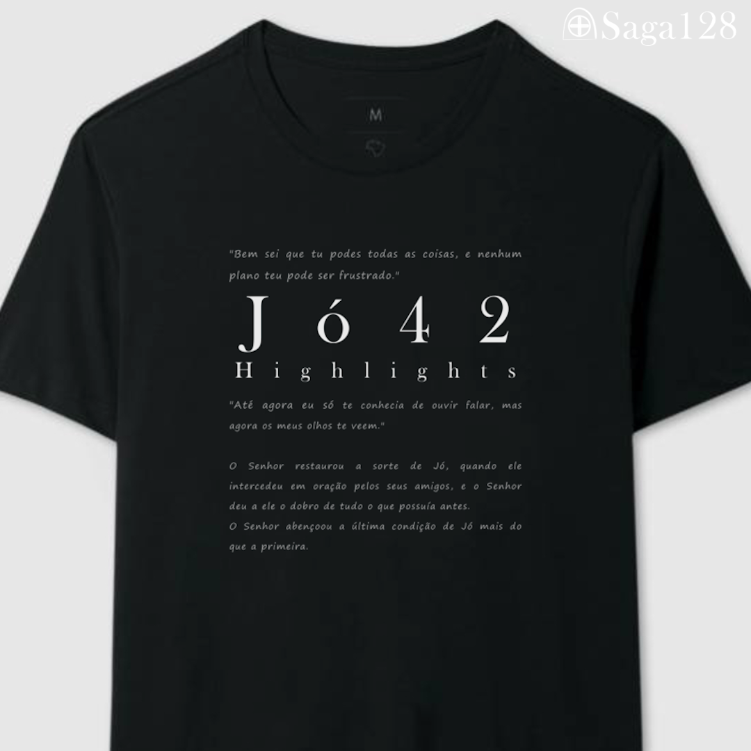 Camiseta cristã preta com estampa textual de Jó 42, visual sóbrio e elegante