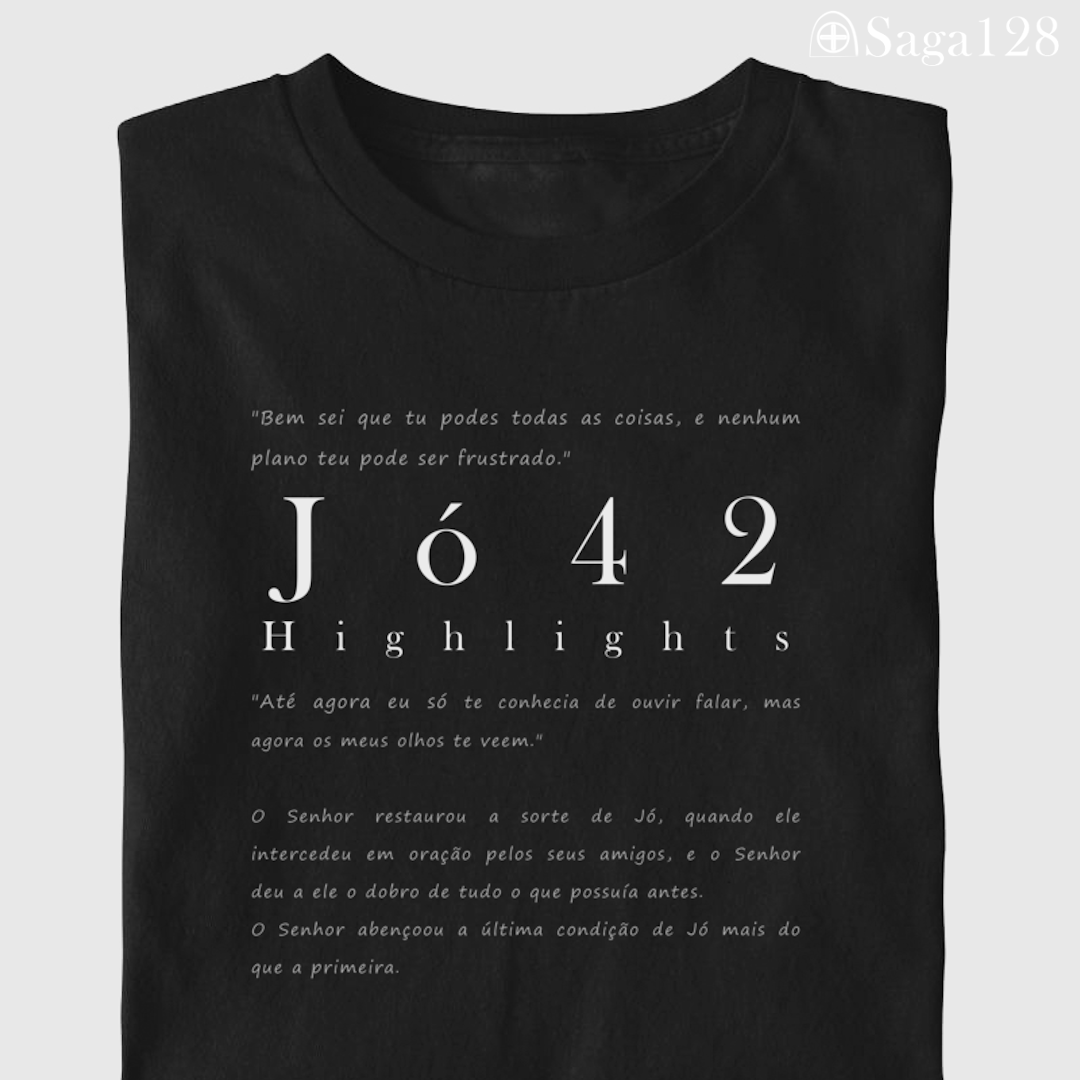 Camiseta cristã preta dobrada com estampa textual de Jó 42, visual sóbrio e elegante