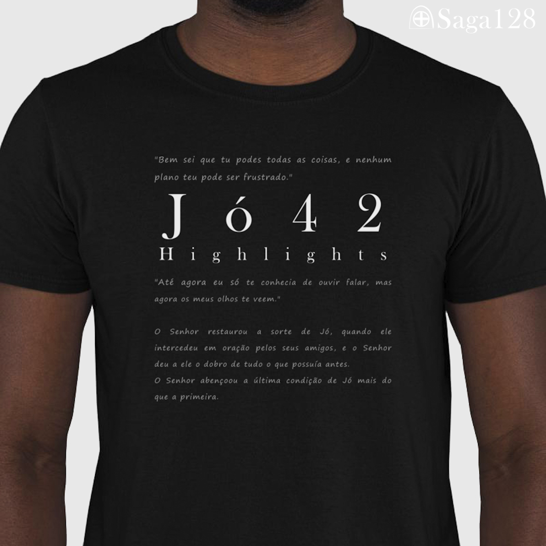 Homem com camiseta cristã preta com estampa textual de Jó 42, visual sóbrio e elegante