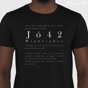 Homem com camiseta cristã preta com estampa textual de Jó 42, visual sóbrio e elegante