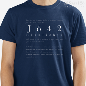 Homem com camiseta cristã azul Jó42 Highlights com versículos bíblicos em design textual elegante – algodão peruano