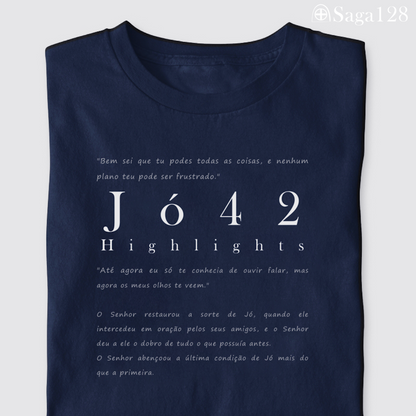 Camiseta cristã azul dobrada com estampa textual de Jó 42, visual sóbrio e elegante
