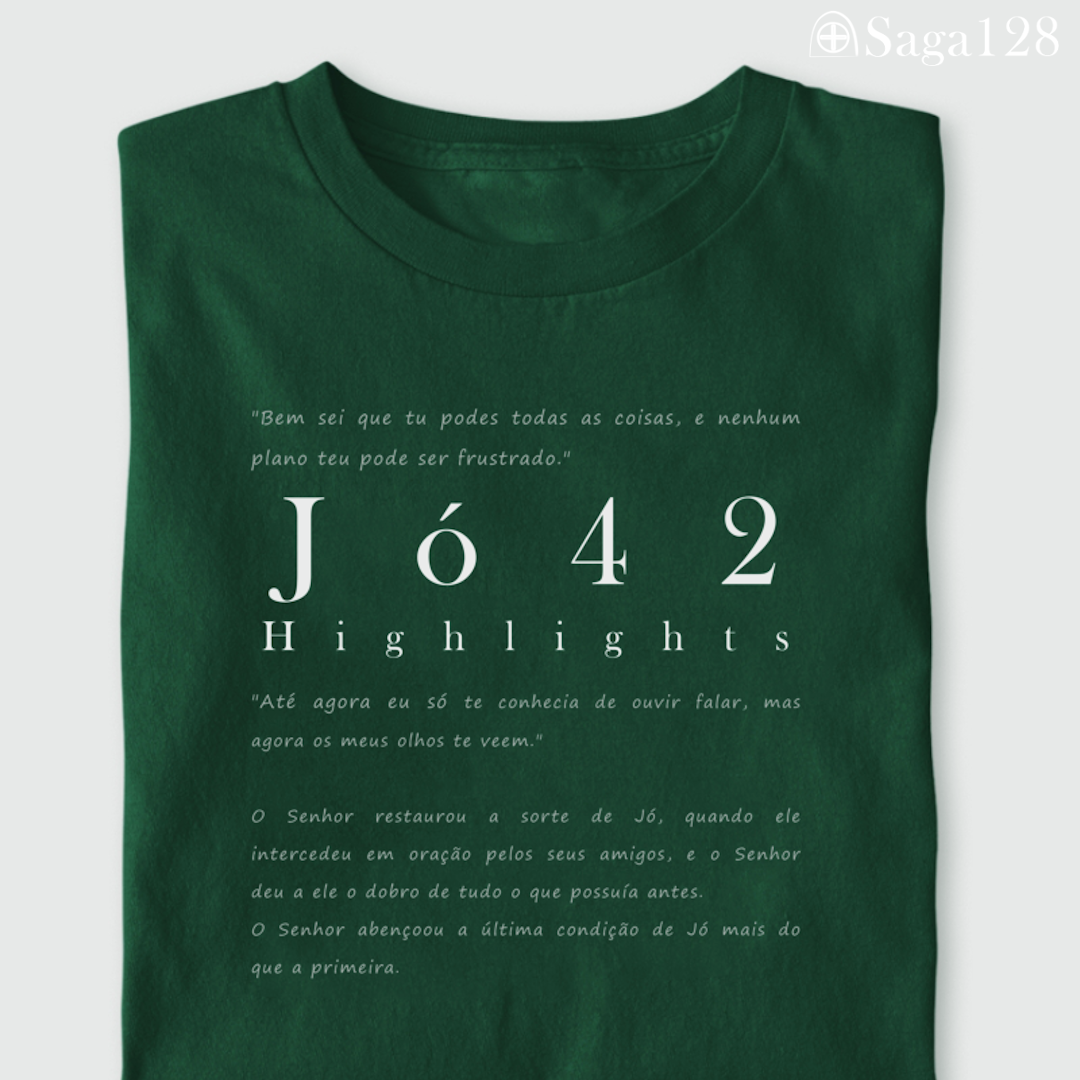 Camiseta cristã verde dobrada com estampa textual de Jó 42, visual sóbrio e elegante