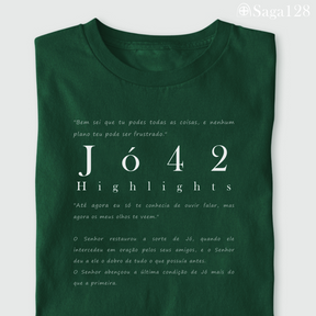 Camiseta cristã verde dobrada com estampa textual de Jó 42, visual sóbrio e elegante