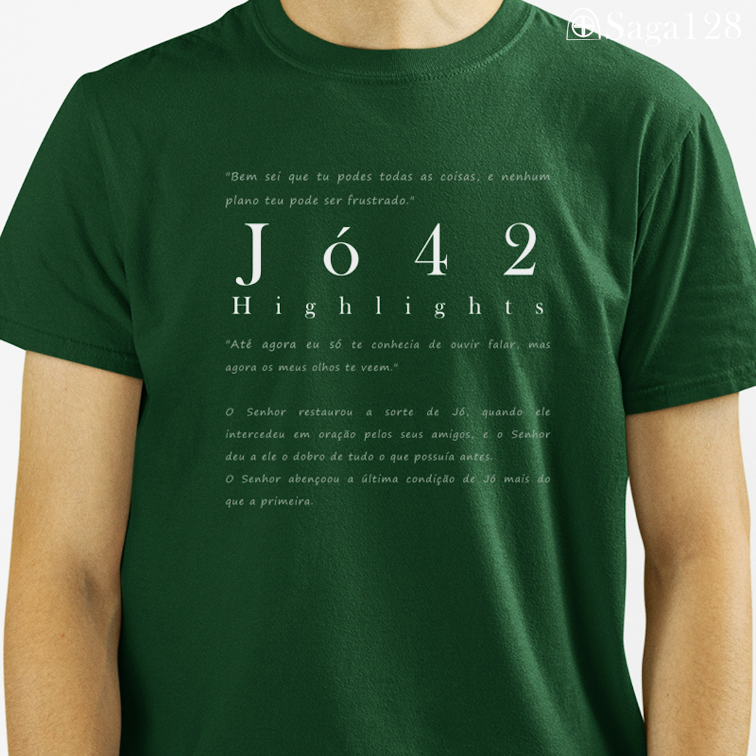 Homem com camiseta cristã verde com estampa textual de Jó 42, visual sóbrio e elegante