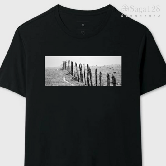 Camiseta masculina preta da linha Signature com estampa fotográfica autoral artística com tema "Limites"