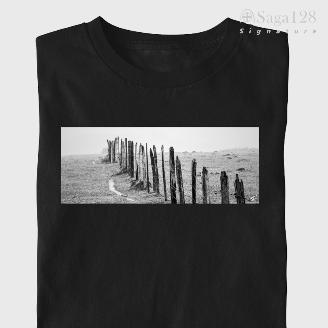 Camiseta masculina preta da linha Signature dobrada com estampa fotográfica autoral artística com tema "Limites"