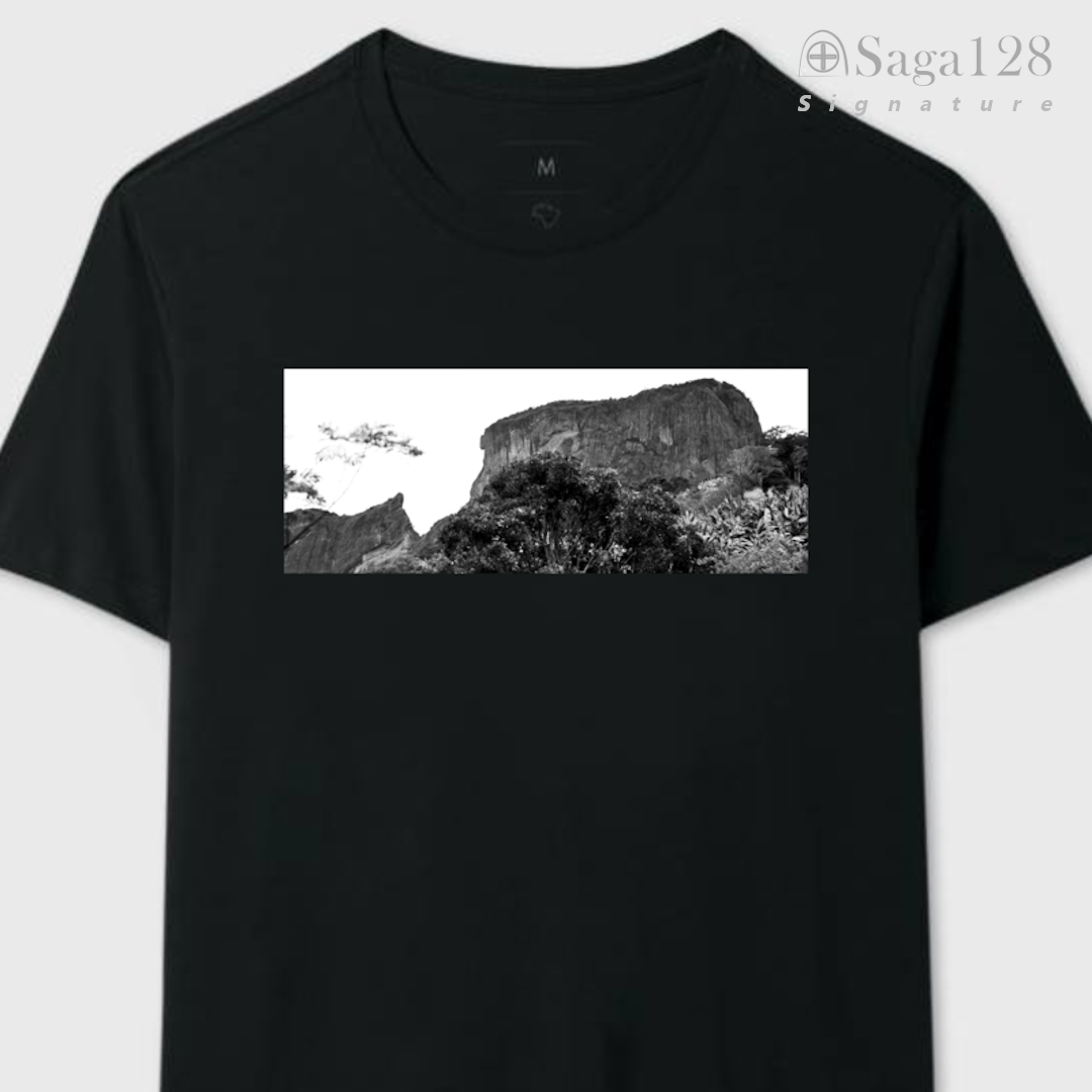 Camiseta masculina preta da linha Signature aberta com estampa fotográfica autoral artística com tema de superação "Pedra do Baú"