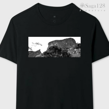 Camiseta masculina preta da linha Signature aberta com estampa fotográfica autoral artística com tema de superação "Pedra do Baú"