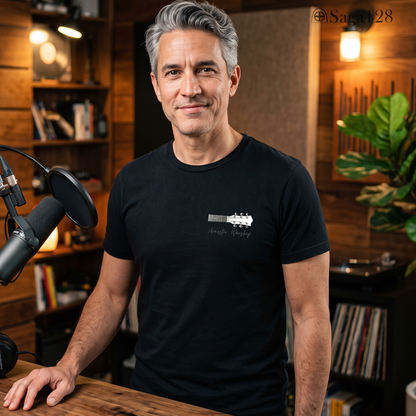 Homem com camiseta preta da Saga128 para quem gosta de louvor acústico.