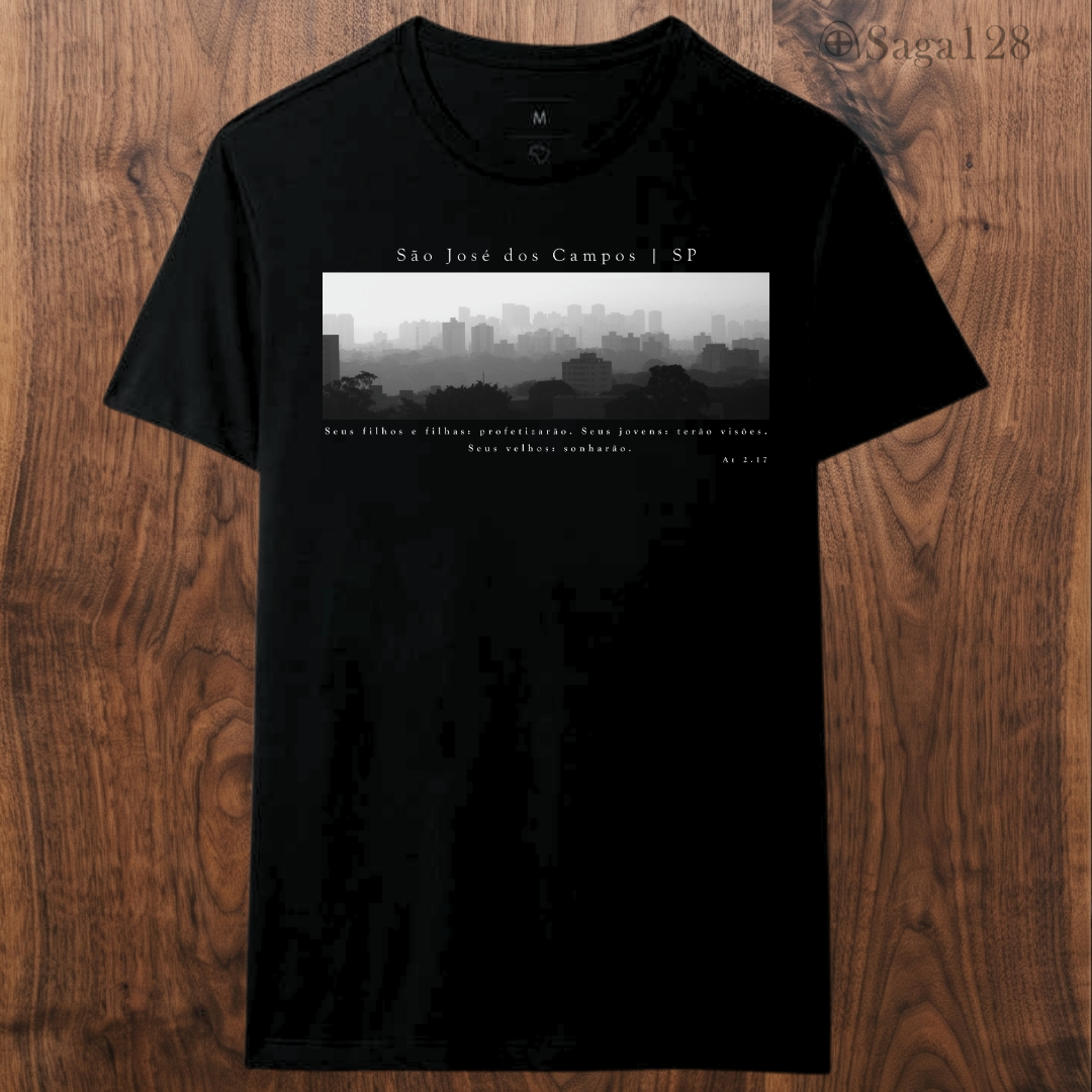 Camiseta cristã preta Atos 2.17 com estampa autoral em P&B sobre São José dos Campos