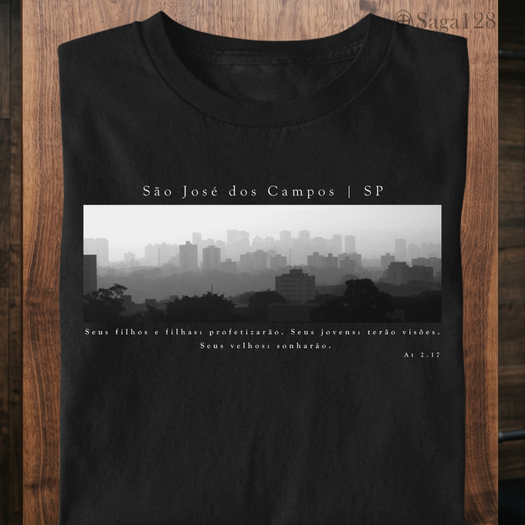 Camiseta cristã preta Atos 2.17 com estampa autoral em P&B sobre São José dos Campos