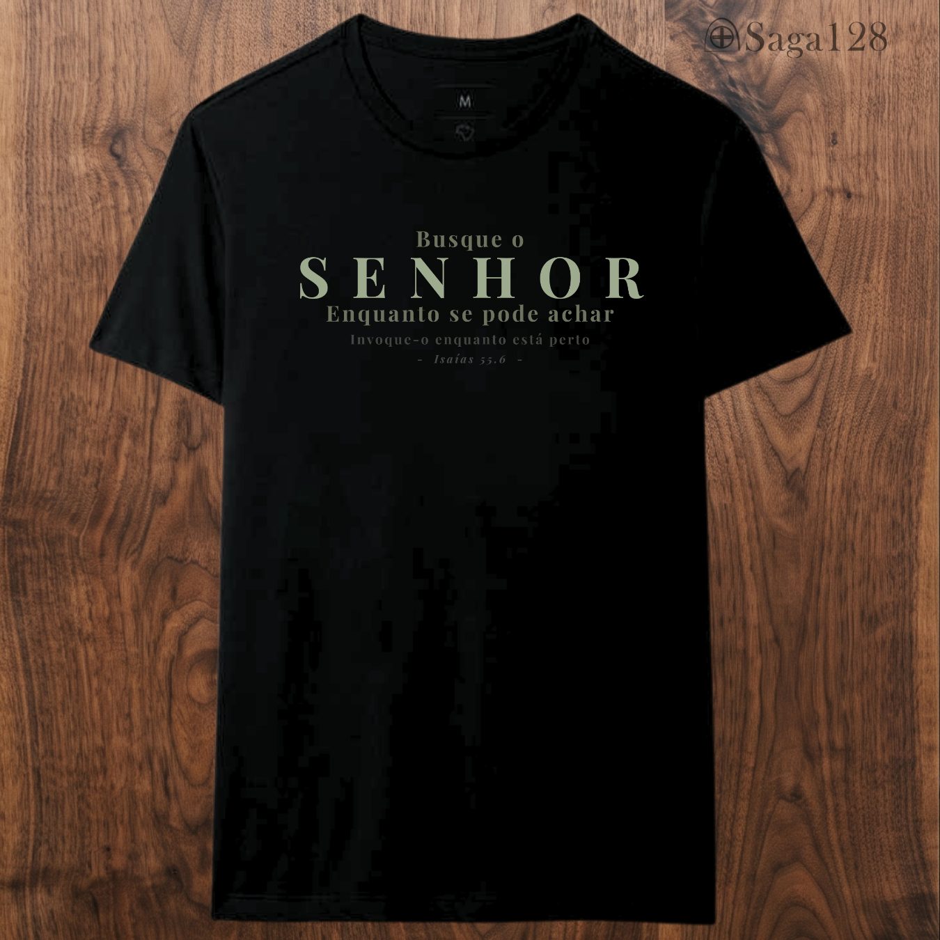 Camiseta preta da Saga128 com estampa inspirada em Isaías 55.6.