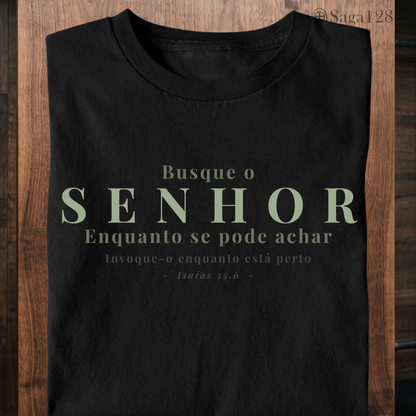 Camiseta preta da Saga128 com estampa inspirada em Isaías 55.6.