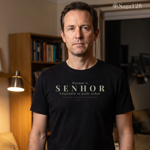 Homem com camiseta preta da Saga128 com estampa inspirada em Isaías 55.6.