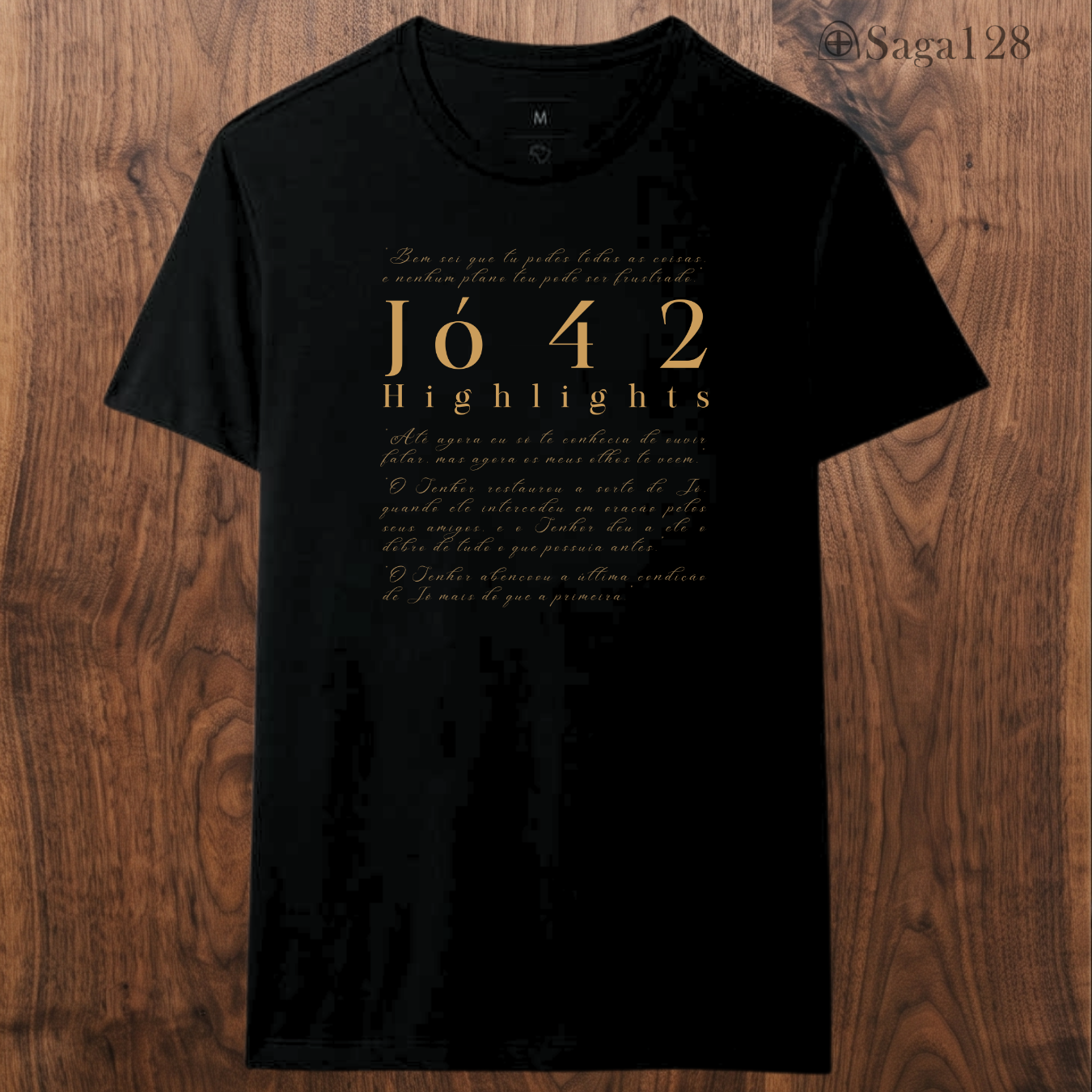 Camiseta cristã preta com estampa textual de Jó 42, visual sóbrio e elegante.