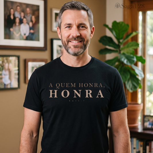 Homem com camiseta preta da Saga128 com tema de Romanos 13:7.