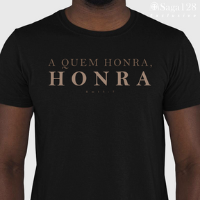 Homem cristão usando camiseta preta de algodão peruano exclusive com estampa bíblica Rm 13:7