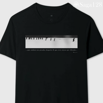 Camiseta cristã Romanos 4.12 com estampa em preto e branco sobre fé, liderança e coragem | Linha Premium