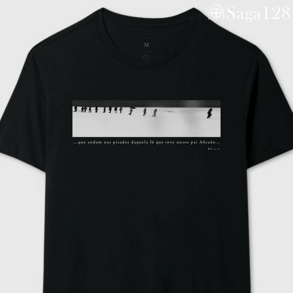 Camiseta cristã Romanos 4.12 com estampa em preto e branco sobre fé, liderança e coragem