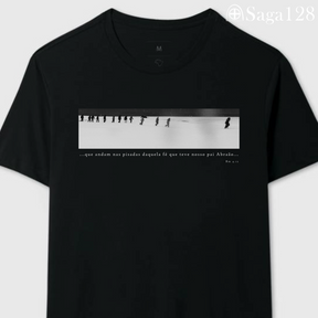 Camiseta cristã Romanos 4.12 com estampa em preto e branco sobre fé, liderança e coragem | Linha Premium