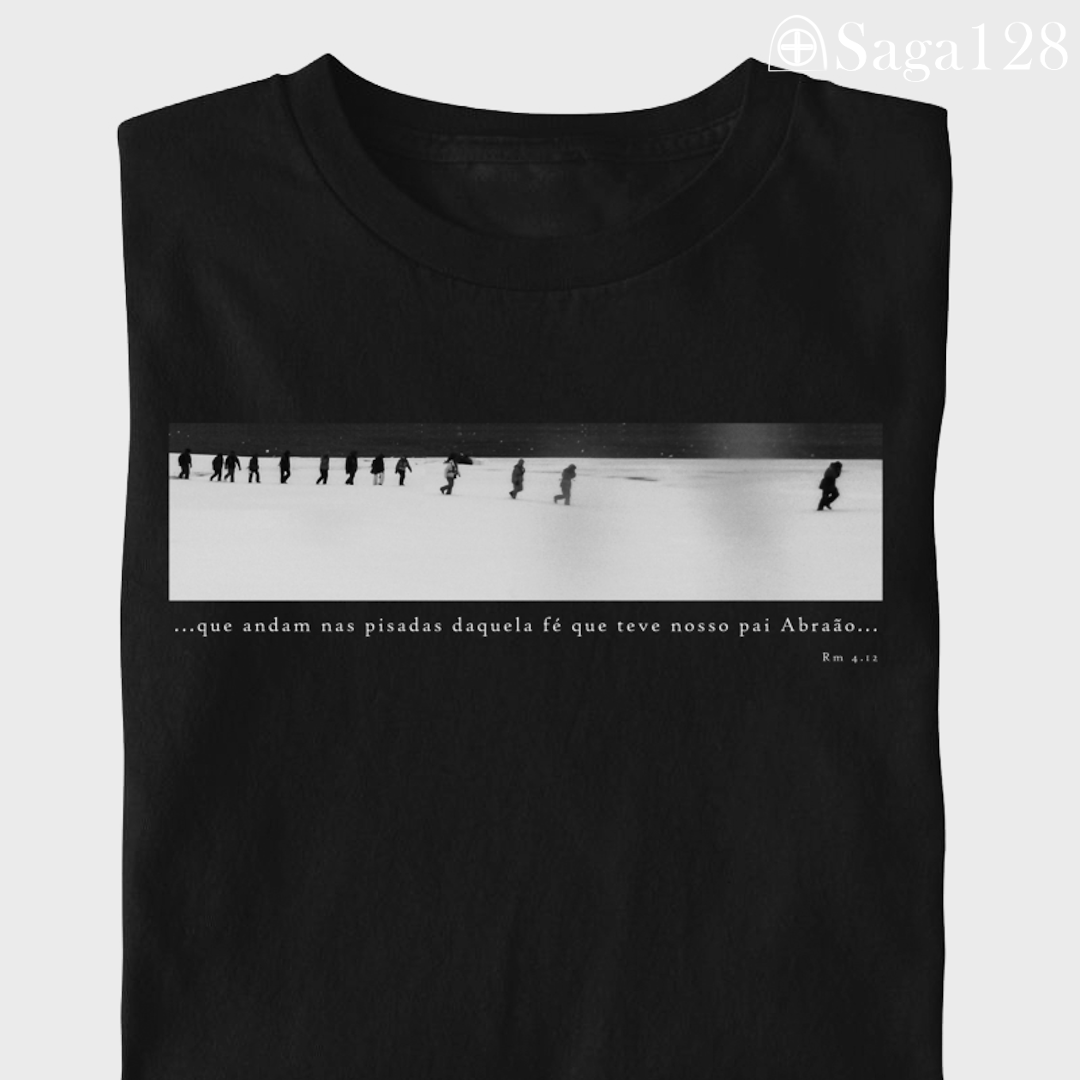 Camiseta cristã Romanos 4.12 com estampa em preto e branco sobre fé, liderança e coragem | Linha Premium