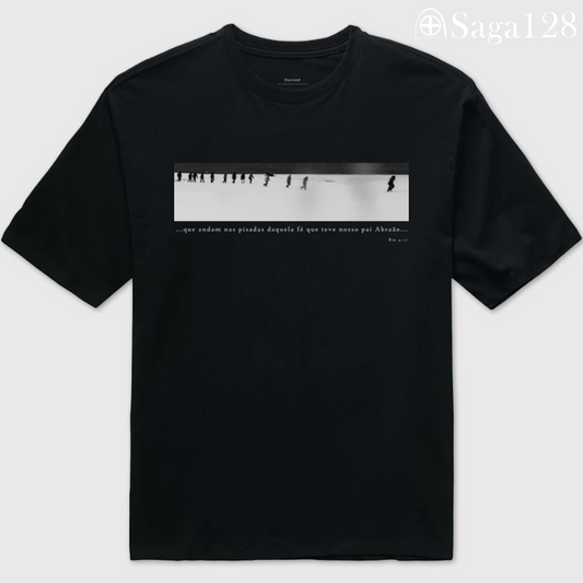 Camiseta oversized Romanos 4.12 com estampa conceitual preta e branca | Linha Oversized 195g