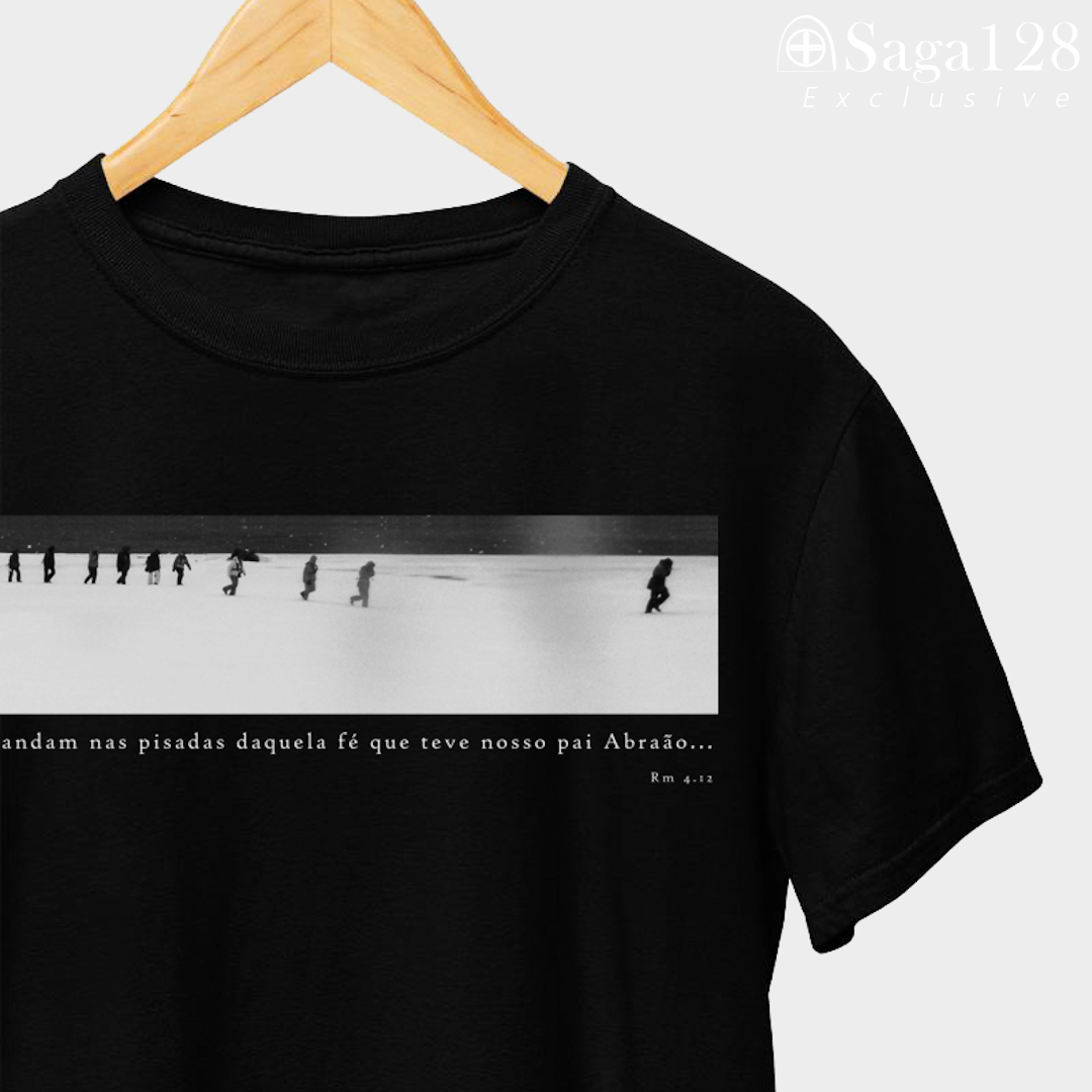 Camiseta cristã Romanos 4.12 com estampa black&white sobre fé, coragem e direção | Linha Exclusive