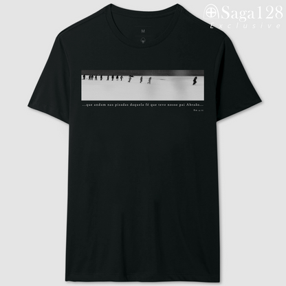 Camiseta cristã Romanos 4.12 com estampa black&white sobre fé, coragem e direção | Linha Exclusive