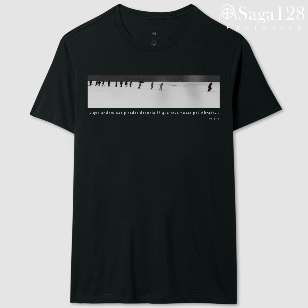 Camiseta cristã Romanos 4.12 com estampa black&white sobre fé, coragem e direção | Linha Exclusive